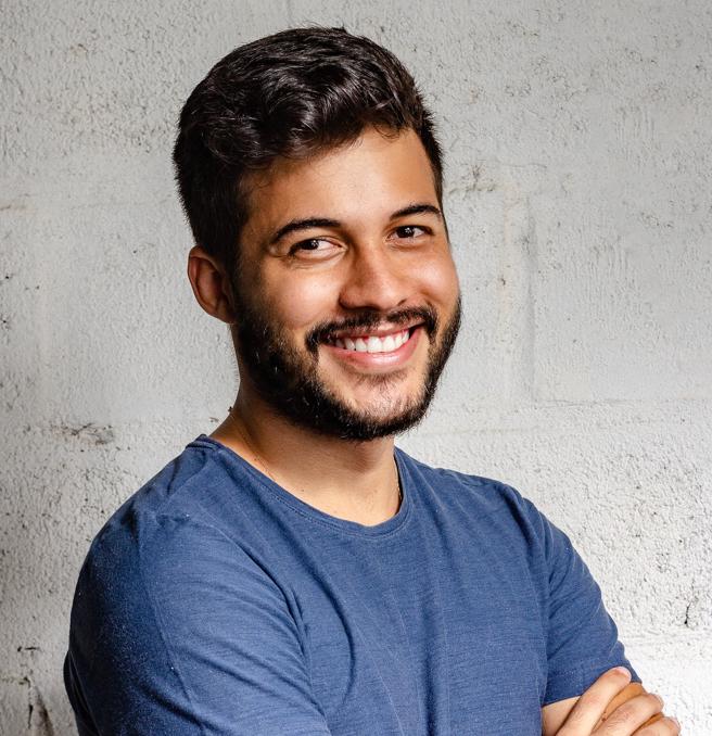 Homme bronzé avec cheveux courts et barbe courte